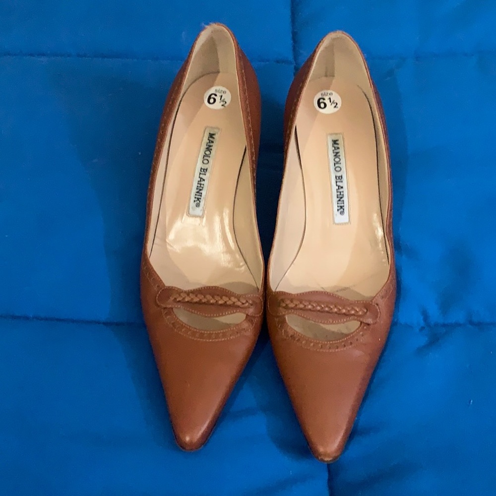 Manolo Blanhik kitten heel pumps